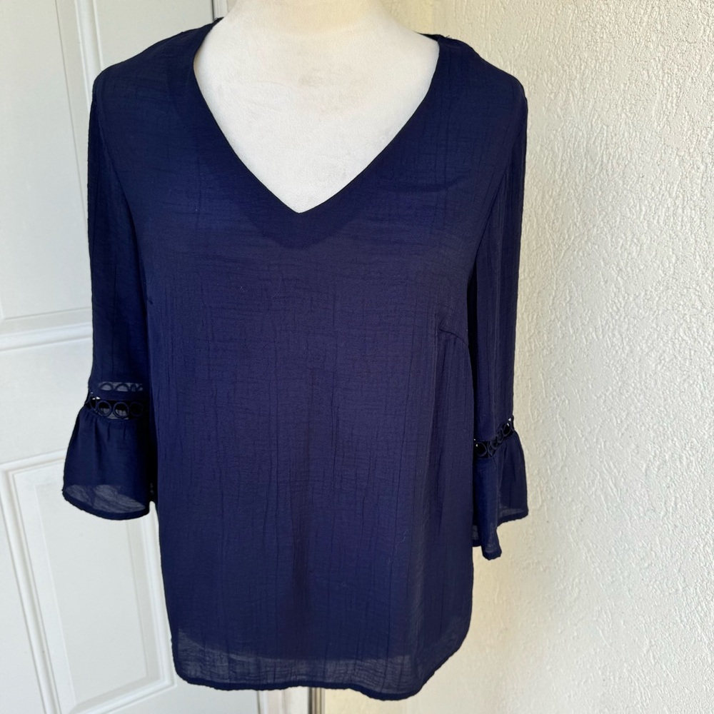 COMO VINTAGE. Navy blue top with Bell & Sleeves &‎ cutout pattern. Sz S.